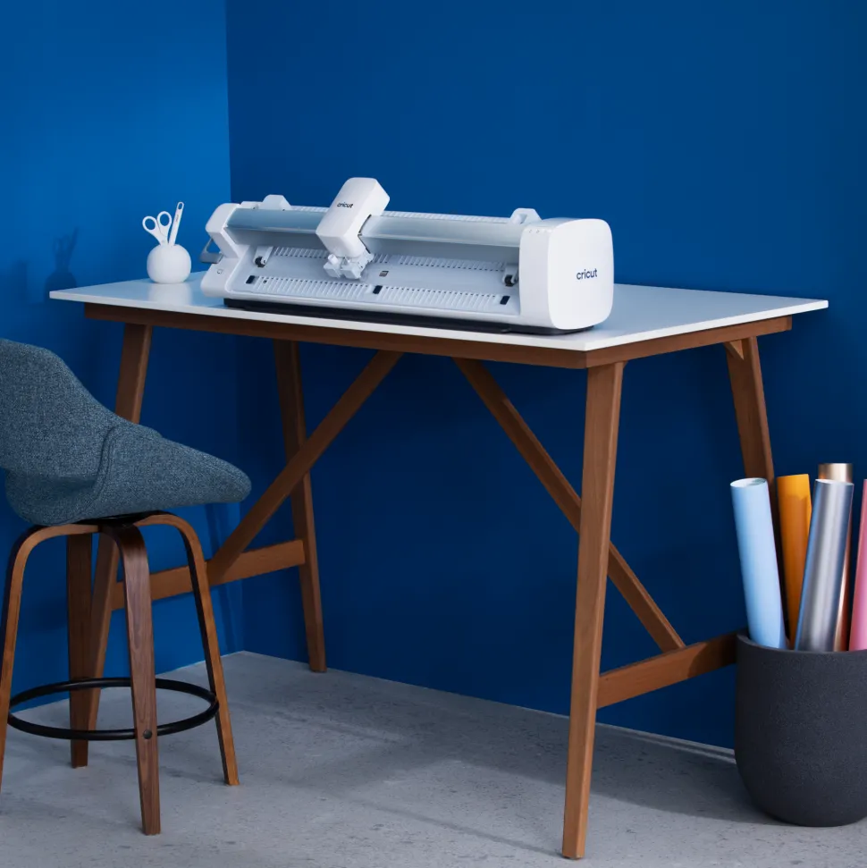 Cricut Venture™ + Ständer-Bundle + Cricut Access™ Abo